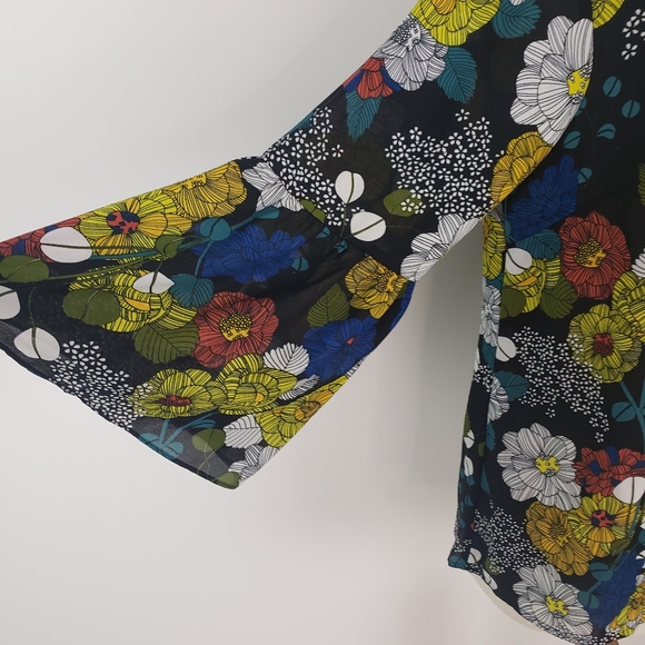 5/$12 Violet + Claire retro floral print bell sleeve top - Picture 8 of 11